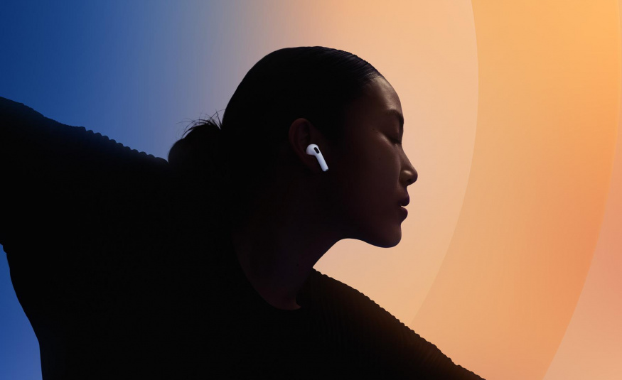 AirPods 5 na oficiálním snímku AirPods 5 na oficiálním snímku
