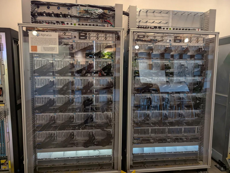 Vyřazený výpočetní rack AlphaGo Vyřazené serverové racky projektu AlphaGo za sklem