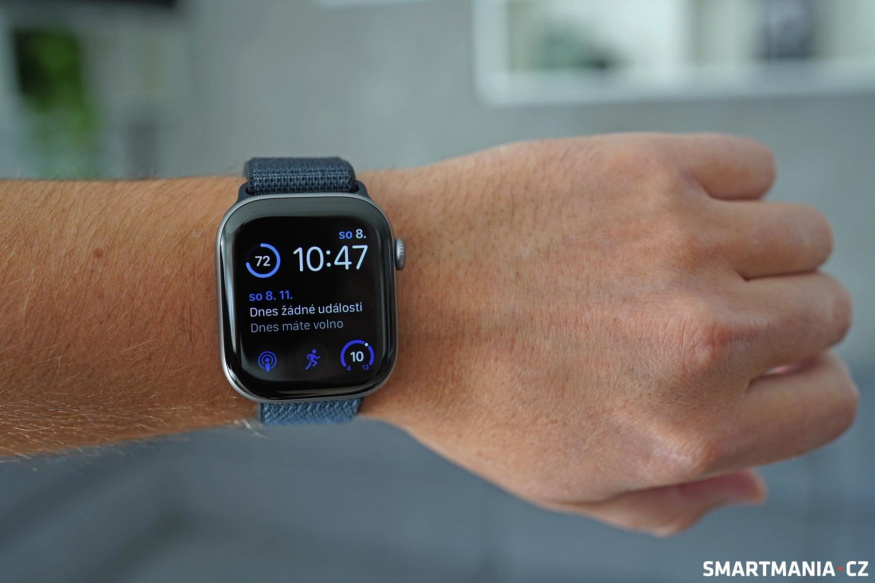 Loňské Apple Watch Series 11 novou Připravenost nedostanou Apple Watch Series 11 na zápěstí s českým ciferníkem