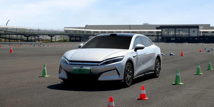BYD při testu autonomního parkování Elektromobil BYD při testu autonomního parkování mezi kužely