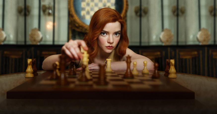Dámský gambit – oficiální fotografie Netflixu Anya Taylor-Joyová jako Beth Harmonová hraje šachy v seriálu Dámský gambit