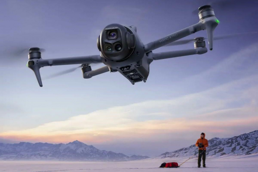 DJI Mavic 4 Pro Dron DJI Mavic 4 Pro během letu v horách