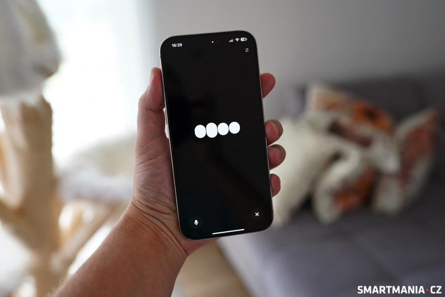 Hlasový režim ChatGPT pro nácvik rozhovoru iPhone s otevřeným hlasovým režimem ChatGPT v ruce