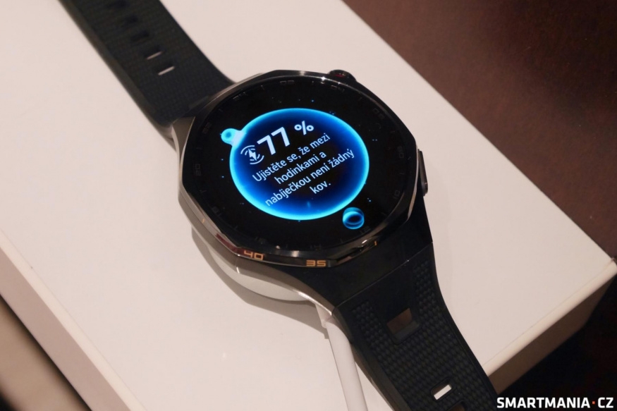 Huawei Watch GT 7 Pro při nabíjení Huawei Watch GT 7 Pro při nabíjení