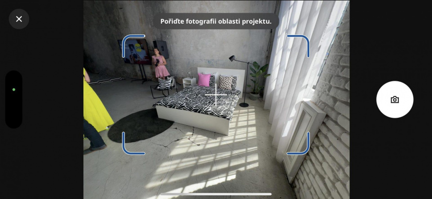 Snímání pokoje v IKEA Kreativ Snímek obrazovky IKEA Kreativ s kamerou zaměřenou na pokoj a výzvou k pořízení fotografie