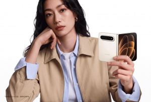 Xiaomi 18 Fold v bílo-zlaté barvě Xiaomi 18 Fold v bílo-zlaté barvě