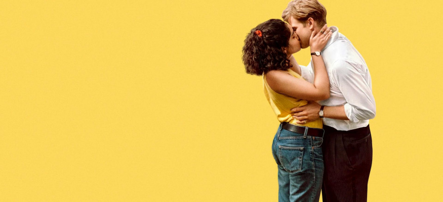 Jeden den – oficiální fotografie Netflixu Emma Morleyová a Dexter Mayhew se líbají ve scéně ze seriálu Jeden den