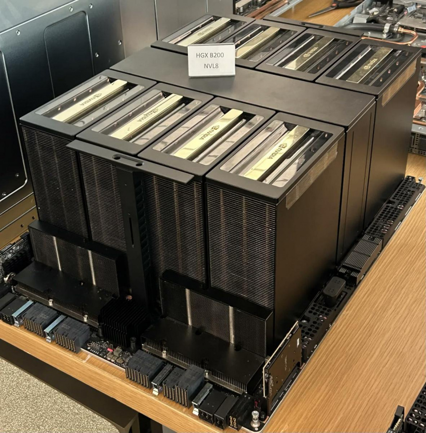 Výpočetní deska Nvidia HGX B200 Výpočetní deska Nvidia HGX B200 s akcelerátory na stole