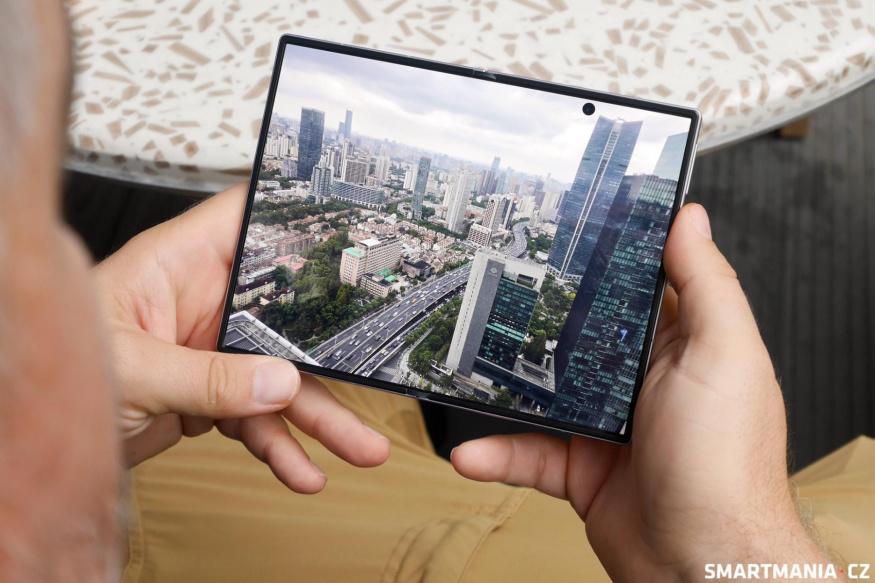 Samsung Galaxy Z Fold 8 a jeho displej Samsung Galaxy Z Fold 8 a jeho displej