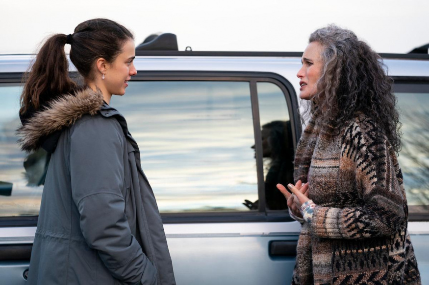 Služka – oficiální fotografie Netflixu Margaret Qualleyová a Andie MacDowellová ve scéně u auta ze seriálu Služka