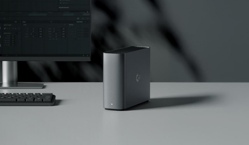 Synology BeeStation Plus Úložiště Synology BeeStation Plus na pracovním stole