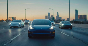 Kolona vozů Tesla Model 3 na americké dálnici