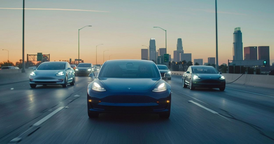 Tesla Model 3 na americké dálnici Kolona vozů Tesla Model 3 na americké dálnici