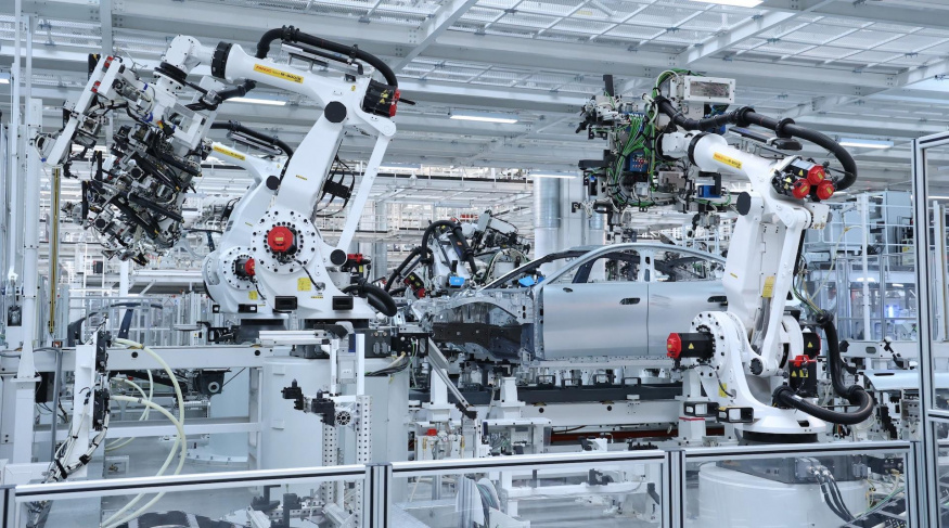 Robotizovaná výroba elektromobilu Xiaomi SU7 Robotická ramena na výrobní lince elektromobilu Xiaomi SU7