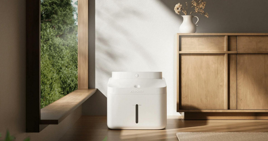 Xiaomi Smart Pet Fountain 2 v interiéru Bezdrátová fontánka Xiaomi Smart Pet Fountain 2 u okna
