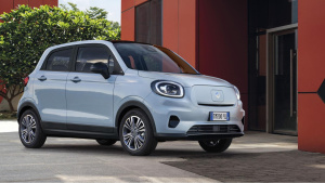 Světle modrý Leapmotor T03 před červenou fasádou