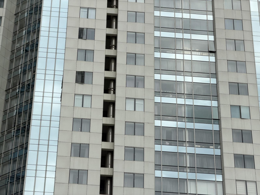 Detail budovy teleobjektivem iPhonu 18 Pro Detail oken a fasády stejné budovy pořízený teleobjektivem