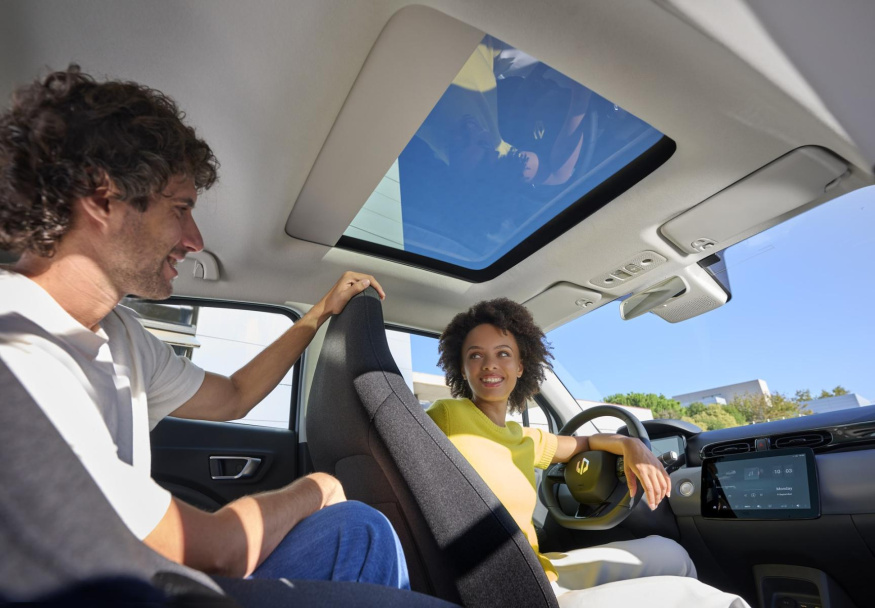 Panoramatická střecha Leapmotoru T03 Interiér Leapmotoru T03 s prosklenou střechou a dvěma lidmi