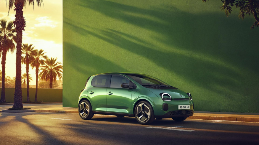 Renault Twingo E-Tech electric Zelené Renault Twingo E-Tech před zelenou stěnou a palmami v podvečerním světle