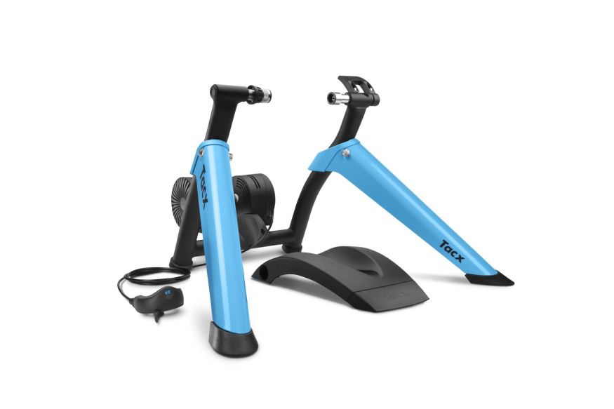Klasický trenažér Tacx Boost Modrý trenažér Tacx Boost s úchyty zadní osy, válcem, podložkou předního kola a ovladačem odporu na kabelu
