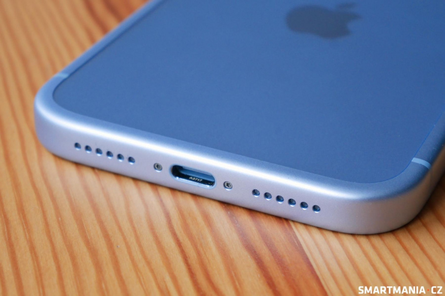 USB-C na iPhonu 18 Pro Detail USB-C konektoru a otvorů reproduktoru na spodní hraně světle modrého iPhonu 18 Pro
