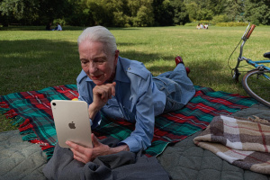Nový iPad mini v ruce uživatele