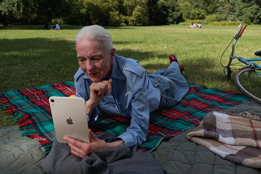 Nový iPad mini v ruce uživatele Nový iPad mini v ruce uživatele