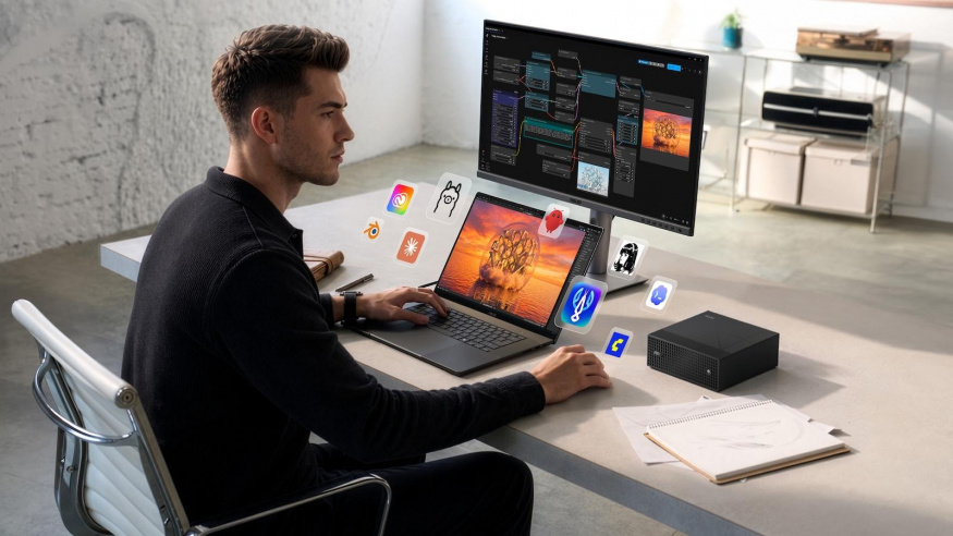 Asus ProArt 16 připojený na externí monitor Asus ProArt 16 připojený na externí monitor