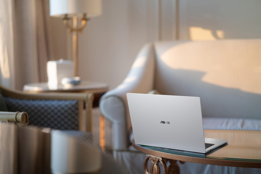 Asus ExpertBook A7 ve stříbrné barvě Asus ExpertBook A7 ve stříbrné barvě