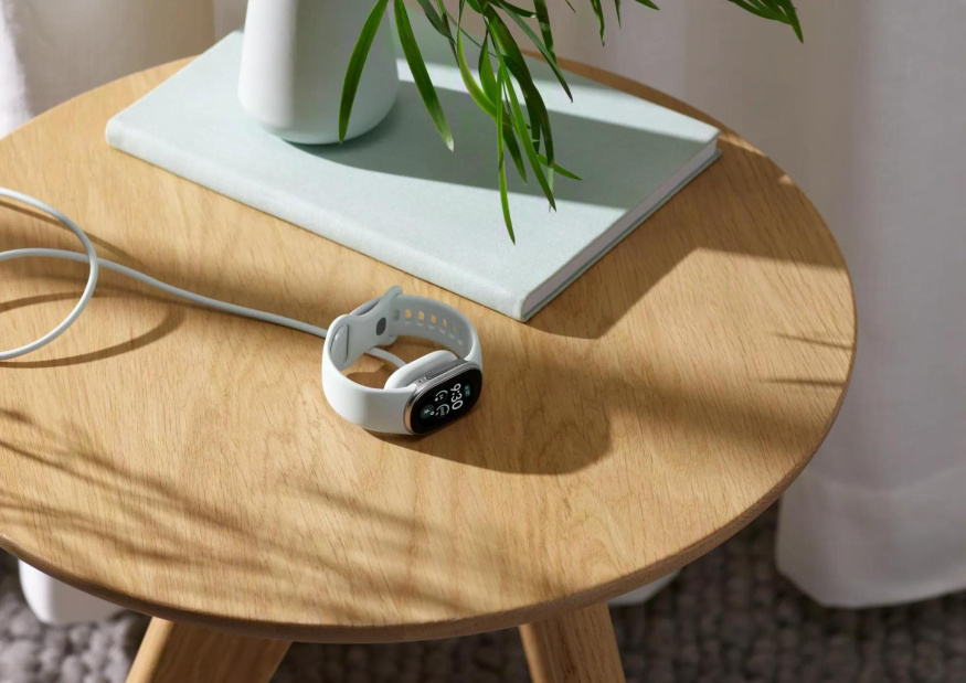 Nabíjení náramku Fitbit Edge (3) Nabíjení náramku Fitbit Edge (3)