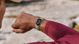 Fitbit Edge na ruce uživatele