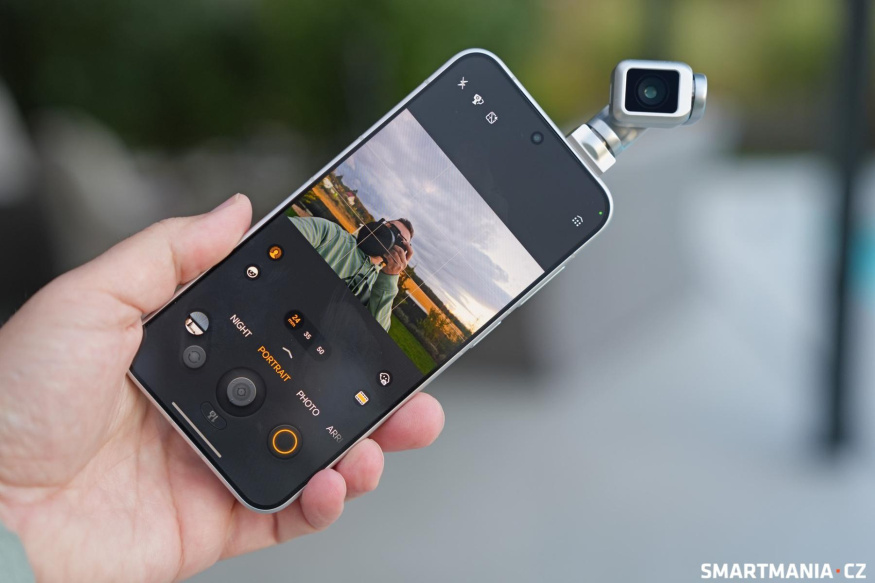 Honor Robot Phone s vysunutým gimbalem Honor Robot Phone s vysunutým gimbalem