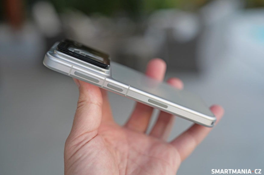 Robot Phone má tloušťku těla 9,6 mm Robot Phone má tloušťku těla 9,6 mm