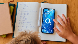 Logo operátora O2 na displeji smartphonu (ilustrační obrázek)
