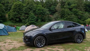 Tesla Model Y pro velkou rodinu? Sedmimístná verze není bez kompromisů [test]