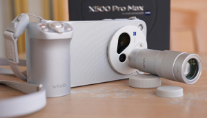 Vivo X500 Pro Max s nasazeným fotokitem