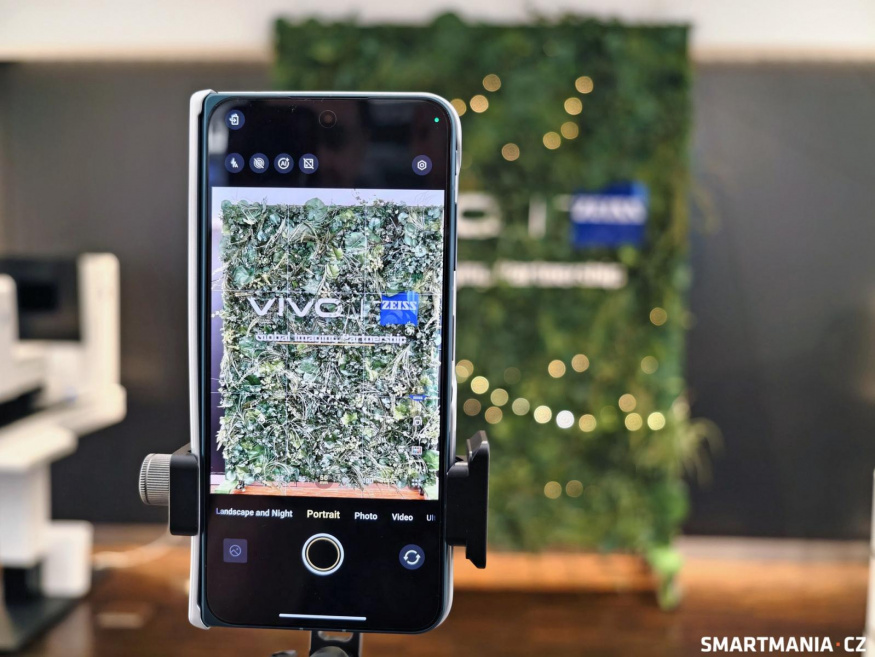 Testovací smartphone Vivo v centrále společnosti Zeiss Testovací smartphone Vivo v centrále společnosti Zeiss