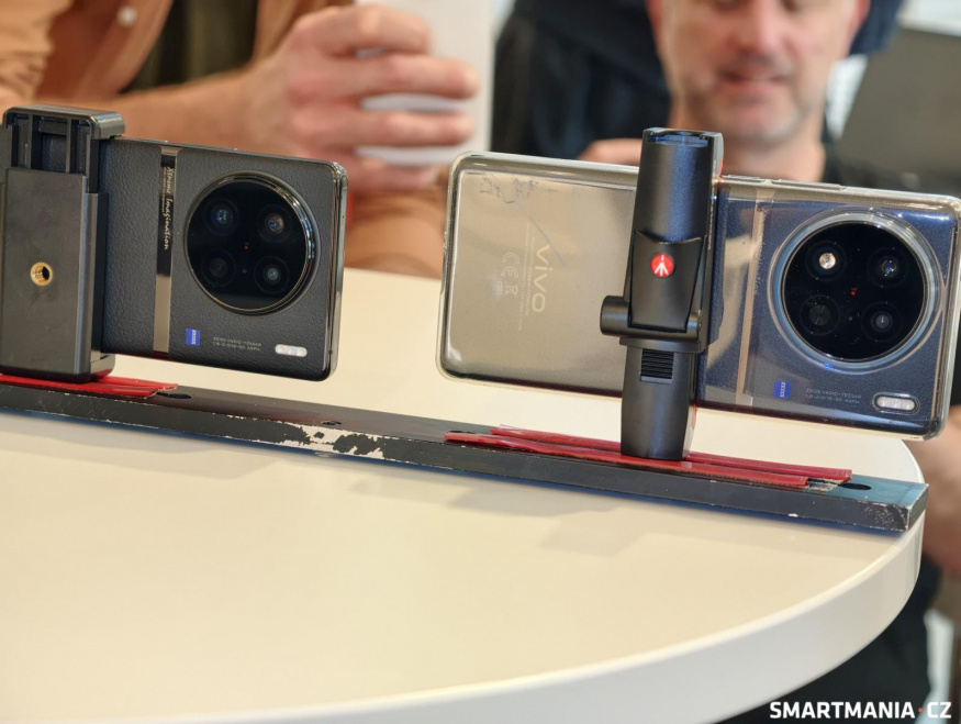 Zaměřte se na světlou čočku fotoaparátu u telefonu napravo. To je ta bez speciální vrstvy Zaměřte se na světlou čočku fotoaparátu u telefonu napravo. To je ta bez speciální vrstvy