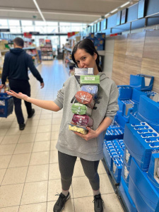 Adéla při skenování potravin v supermarketu Adéla při skenování potravin v supermarketu