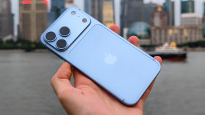 iPhone 18 Pro Max ve světle modrém provedení