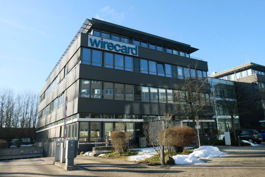 Sídlo společnosti Wirecard v Aschheimu Prosklená budova společnosti Wirecard s firemním logem v Aschheimu
