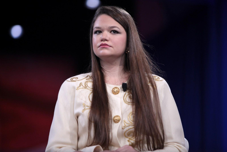 Brittany Kaiserová na konferenci CPAC Brittany Kaiserová sedící na pódiu konference CPAC v roce 2016