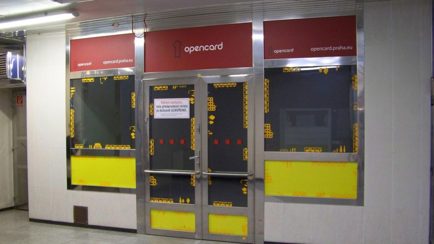 Předprodejní místo Opencard v Letňanech Pobočka Opencard ve stanici metra Letňany s červeným označením nad dveřmi