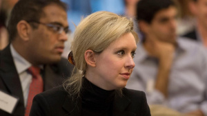 Detail Elizabeth Holmesové v černém saku při debatě na Stanfordově univerzitě v roce 2013