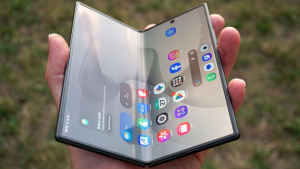 Galaxy Z Fold8 Ultra rozevřený do tvaru knihy v dlani