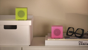 Dva barevné reproduktory IKEA KALLSUP v interiéru