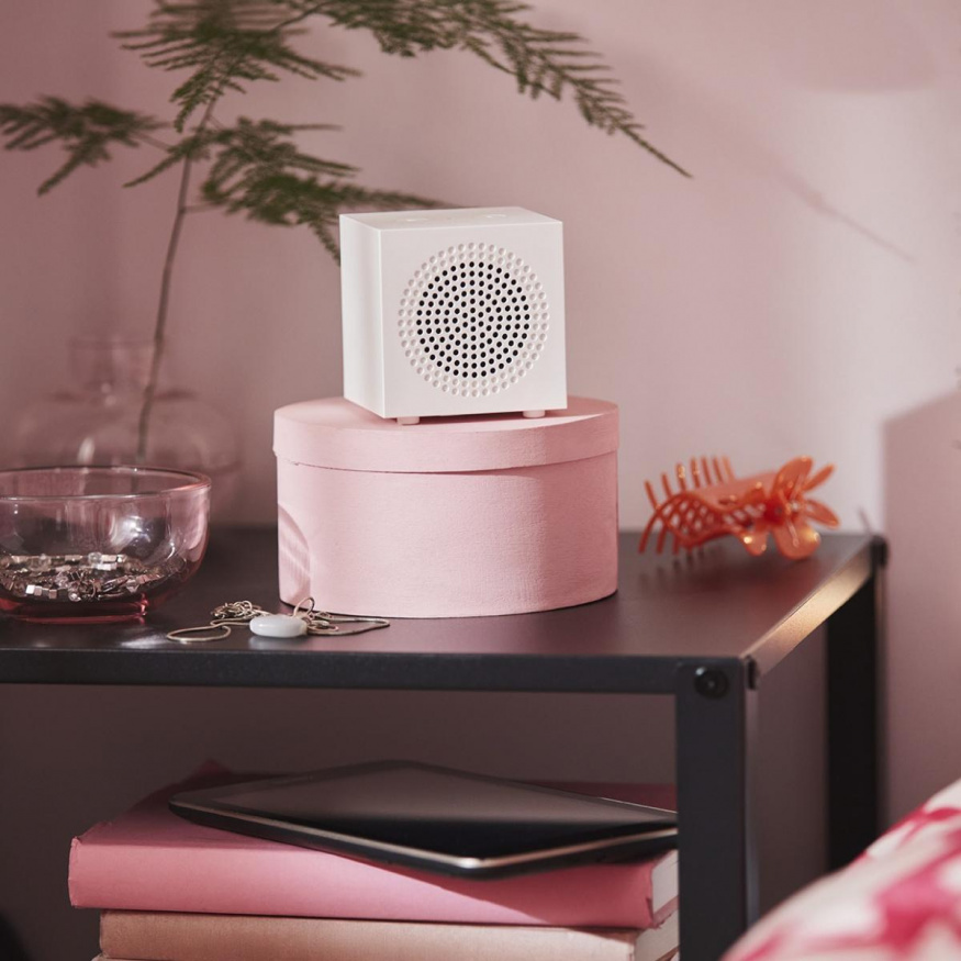 Bílý reproduktor IKEA KALLSUP Bílý reproduktor IKEA KALLSUP v interiéru