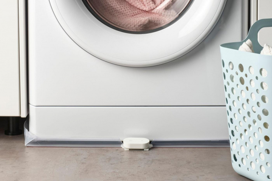 Senzor úniku vody IKEA KLIPPBOK Bílý senzor úniku vody IKEA KLIPPBOK před pračkou