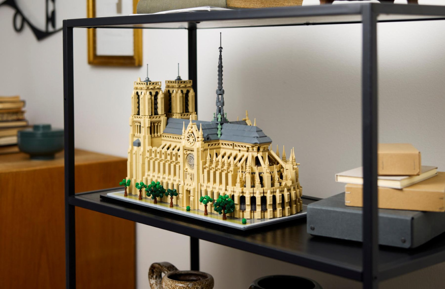 LEGO Notre-Dame vystavená bokem v polici Béžový LEGO model Notre-Dame se dvěma zvonicemi a vysokou věží vystavený bokem v černém regálu