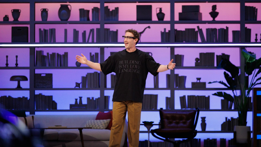 Mark Zuckerberg na konferenci Connect 2026 Mark Zuckerberg s brýlemi a rozpaženýma rukama na pódiu před barevně nasvícenými policemi